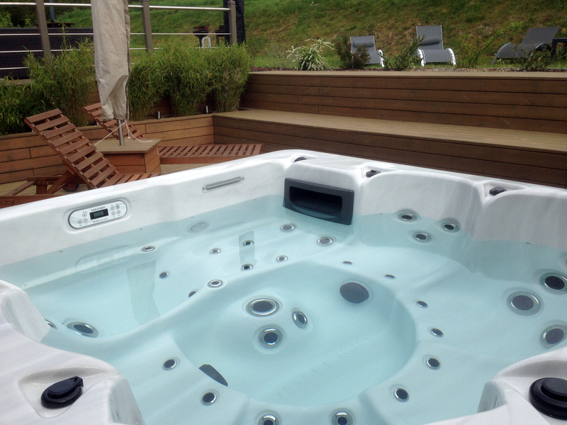 Un spa jacuzzi pour changer l’expérience du bain en une véritable séance de détente