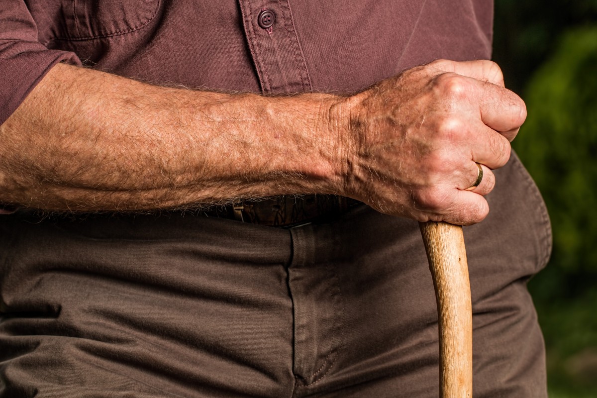 Comment assurer la sécurité des personnes âgées à domicile ?