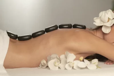 femme sur une table de massage