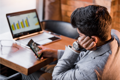 Homme procrastinant au bureau