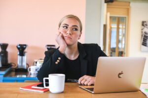 Procrastination femme au bureau