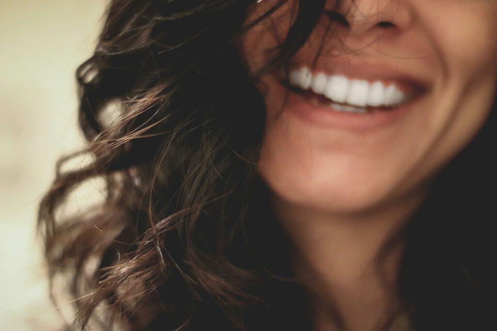 femme aux longs cheveux noirs souriante en gros plan