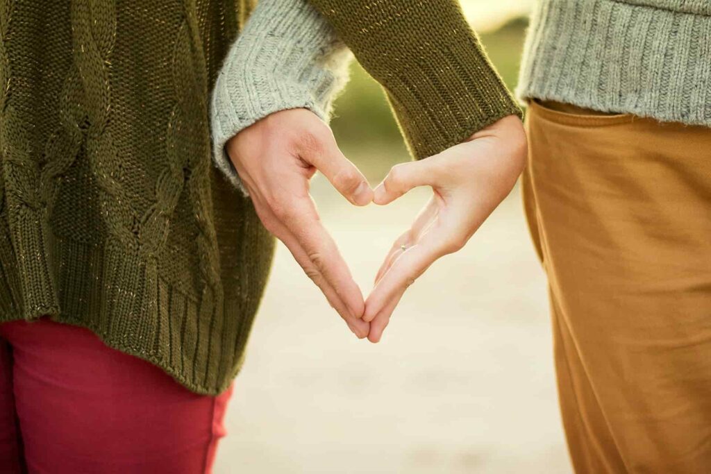 Un couple qui se tient la main, symbolisant la complicité et la communication, au cœur de la "sexothérapie de couple"