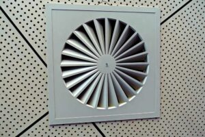 Ventilateur carré blanc encastré dans un mur perforé