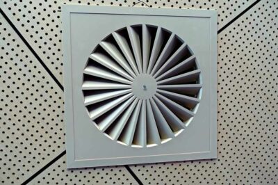 Ventilateur carré blanc encastré dans un mur perforé
