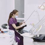 Dents sensibles au froid avec l’âge : causes et remèdes