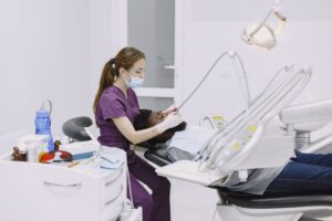 Professionnel de santé dentaire examinant un patient dans un cabinet