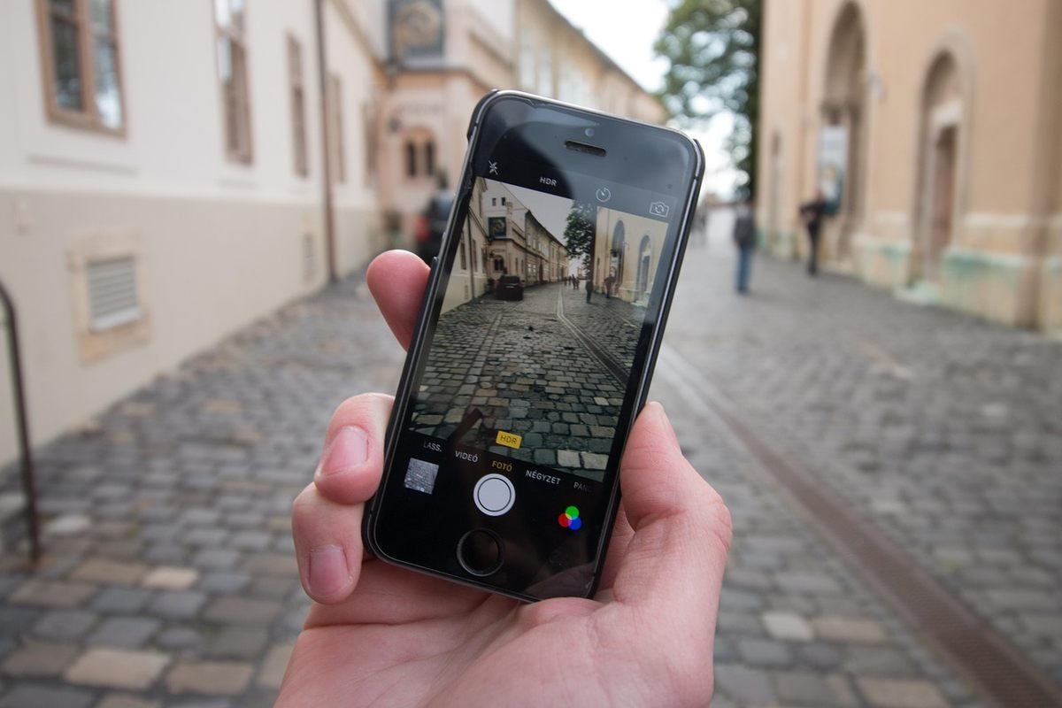 personne consultant le Google Play Store sur son smartphone Android