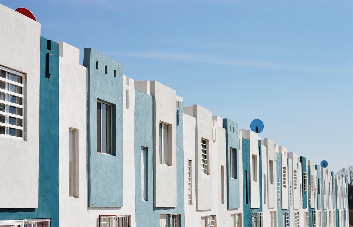 Immeubles de logements avec des façades colorées et des antennes sur les toits