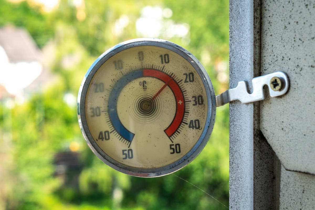 Un cadran de thermomètre analogique fixé à une paroi extérieure