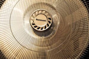 Vue rapprochée d'un ventilateur métallique à grille circulaire