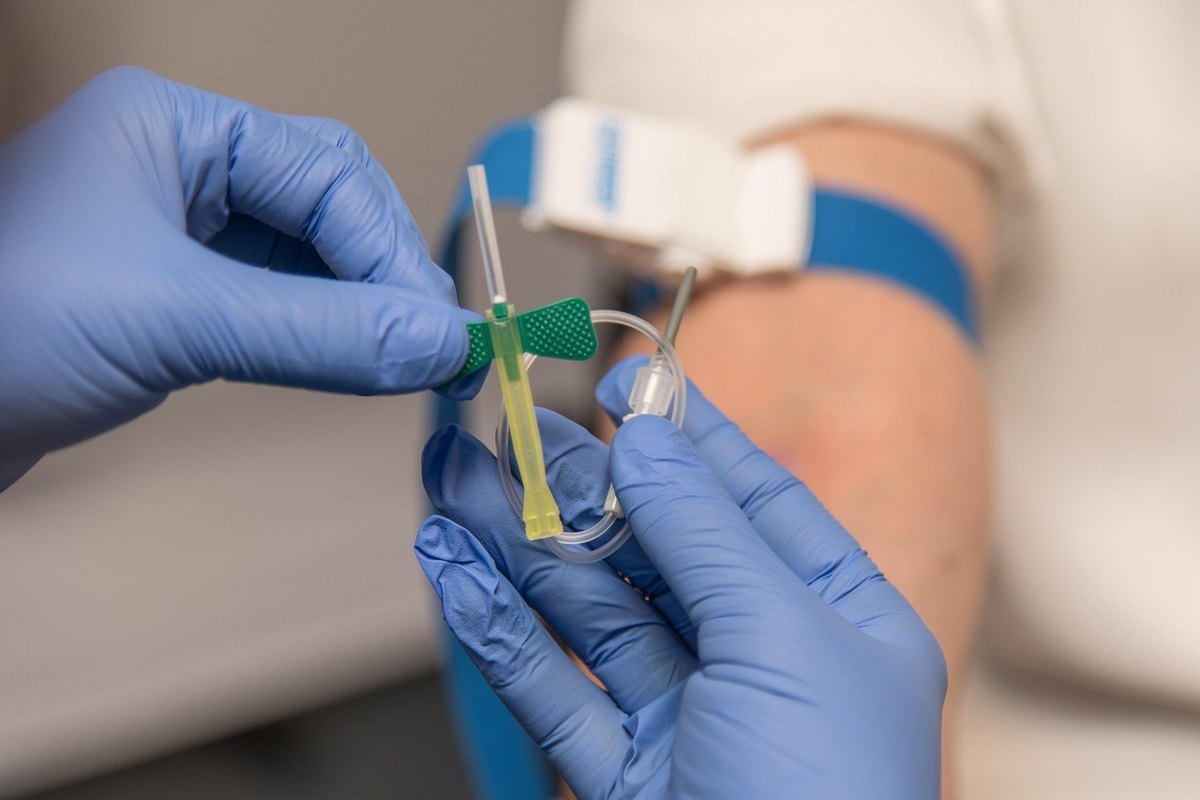 Manipulation d'un dispositif médical sur le bras d'un patient par un professionnel