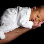 Bébé qui sursaute : réflexe de Moro et besoin de sécurité
