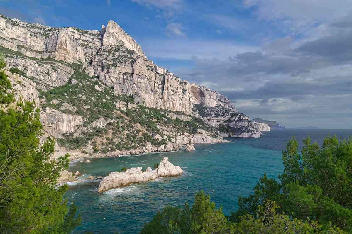 Randonner dans les calanques sans voiture : le camping qui change tout Randonner dans les calanques sans voiture : le camping qui change tout